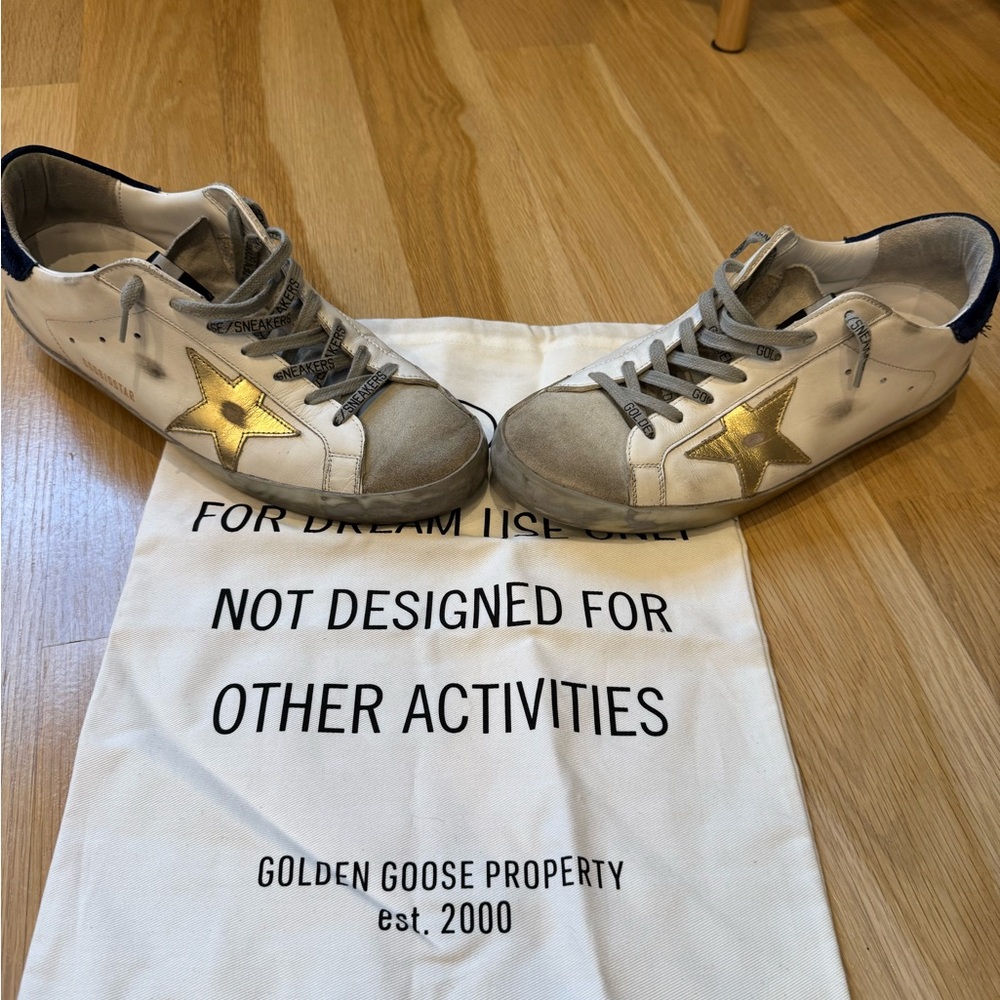 Men’s Golden Goose superstar low top sneakers in size 42.